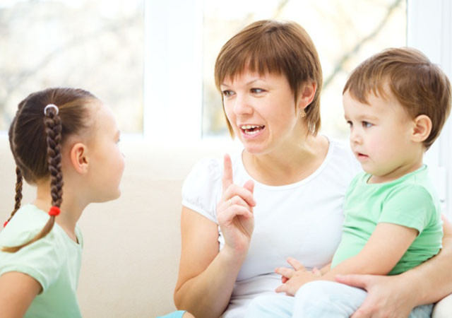 5. Động viên bé: Động viên bé bằng những lời khen, bằng tiếng vỗ tay để bé biết mình đang làm đúng và cố gắng hơn. Và mỗi khi bé tiến thêm một bước trong tiến trình tập nói, bạn cần ghi nhận, khen ngợi bé nhé, bé sẽ rất thích thú và nói tốt hơn, nói nhiều hơn. Ảnh: bambinimontessori.edu.vn.