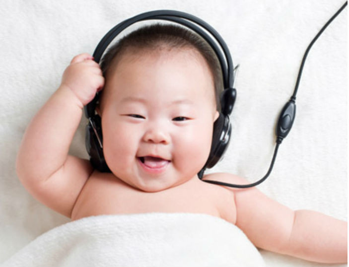 3. Thường xuyên cho bé nghe nhạc. Có nhiều bé còn biết ê a theo điệu nhạc trước khi biết nói. Thường xuyên hát cho bé nghe và dạy bé hát những bài vui nhộn, dần dần bé sẽ thuộc lời bài hát và nói tốt hơn, hay hơn, đồng thời vốn từ của bé cũng được mở rộng. Ảnh: Conlatatca.vn.