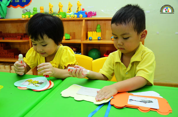7. Cùng bé sáng tạo một quyển sách: Bạn hãy cùng bé sưu tầm những bức ảnh gia đình, trong mỗi trang hay hình ảnh hãy dán vào một chữ cái, tên gọi, địa điểm liên quan. Bé chắc hẳn sẽ rất thích được nhìn thấy những người mình yêu quý, đồng thời học thêm một vài chữ cái, từ vựng, dần dần con có thể kể lại câu chuyện liên quan đến bức ảnh. Ảnh: bonghoanho.com.