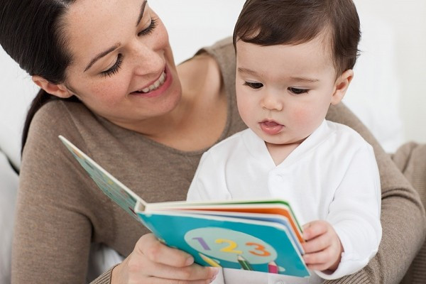 2. Đọc sách cho bé nghe. Với bé chậm nói, đây là việc làm rất tốt để bé có thể phát triển tư duy về mọi mặt, đặc biệt là tư duy ngôn ngữ. Hãy lựa chọn những câu chuyện có nội dung nhẹ nhàng, có ngôn từ đẹp và đọc cho bé nghe trước khi đi ngủ như một thói quen. Ảnh: Suckhoegiadinh.com.
