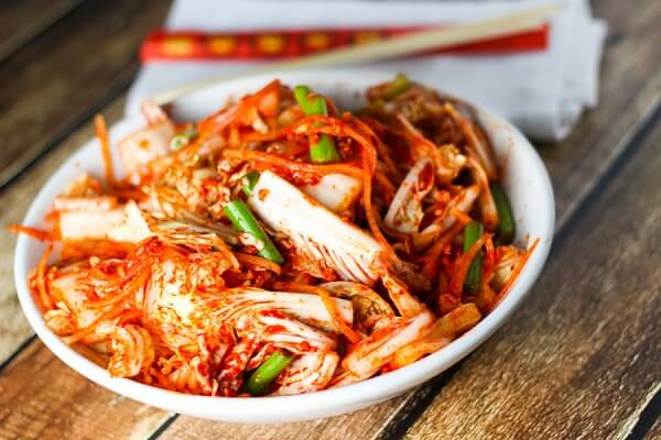 Cho cá cơm, củ cải, tảo khô và 1 lít nước vào trong một nồi, đậy vung, đun cho đến khi bắt đầu sôi. Khi nồi sôi thì hạ nhiệt, đun sôi liu riu trong 20 phút. Tắt bếp, lọc bỏ cái, lấy phần nước dùng. Tiếp theo, trộn bột ớt, dầu mè vào trong một bát nhỏ và trộn đều. Ảnh: monngon.tv.