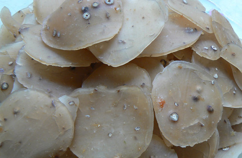 2. Soup bánh phồng tôm. Nguyên liệu: Sườn non, bánh phồng tôm, cà rốt, củ cải trắng, hành tím, ớt băm, gia vị: nước mắm, hạt nêm, đường, tiêu, muối, giấm, hành lá, ngò rí. Ảnh: TinyBook.vn.
