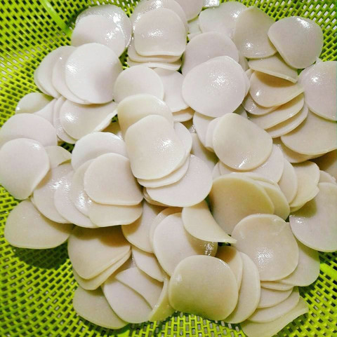 3. Bánh phồng tôm nước lèo. Nguyên liệu: Bánh phồng tôm, sườn, trứng cút, cà rốt, tôm khô, khô mực, hành tím, hành tây, hành lá. Rửa sườn sạch bằng nước muối, trụng sơ nước sôi. Tôm khô rửa sơ nước lạnh, khô mực nướng, đập dập. Ảnh: Xaluan.com.