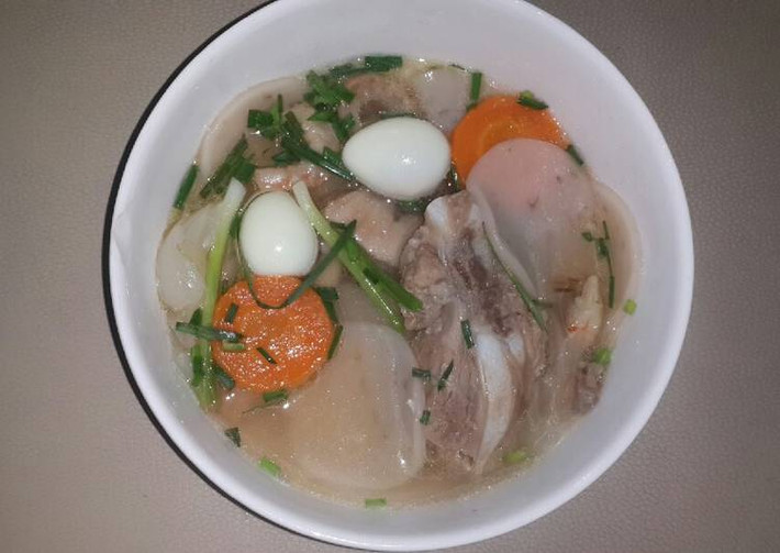 Nướng 4 củ hành tím, lột vỏ, hành tây lột vỏ chẻ tư (chẻ ko đứt). Cà rốt cắt khoanh, hành lá cắt nhuyễn, chừa đầu hành lá. Luộc trứng cút, bóc vỏ. Ngâm nước 15 phút để bánh phồng tôm mềm, vớt ra để ráo. Ảnh: vinaegg.vn.