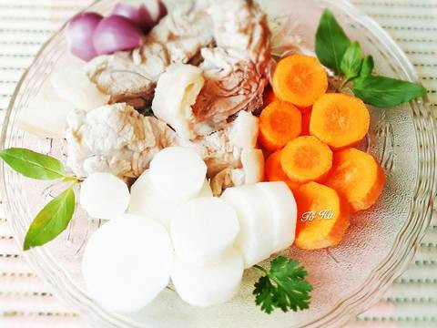 Tất cả nguyên liệu như: Rau củ quả sơ chế sạch, để ráo. Sườn trụng qua nồi nước sôi. Xử lý bánh: Cho bánh vào nước lạnh ngâm 20 phút, sau đó nấu nồi nước nhỏ, ít dầu ăn để luộc bánh, khi thấy bánh nở mềm là được. Vớt bánh ra tô lớn & cho thêm ít dầu ăn chống dính bánh. Ảnh: cookpad.com.