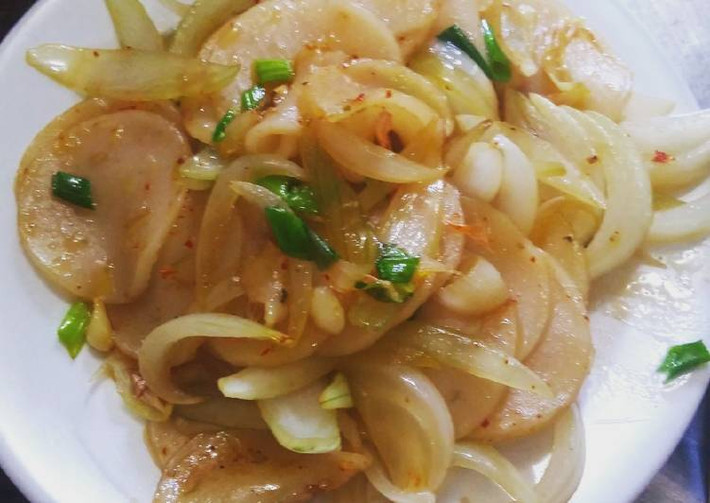 Tỏi hơi rám vàng. Sau đó cho phồng tôm, hành tây. Nêm nước mắm, đường vừa ăn. Thêm chút bột ớt nếu ăn cay. Đảo đều cho đến khi hành tây chín thì thả thêm hành lá. Ảnh: cookpad.com.