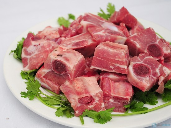 Dưới đây là 2 món ngon từ lá đinh lăng, dễ làm, ăn "đại bổ" mà bạn có thể tham khảo. Canh đinh lăng sườn non. Nguyên liệu: Sườn non, lá đinh lăng non, hạt nêm, bột ngọt, hành khô, tiêu, nước lọc. Trước tiên lấy lá đinh lăng nhặt, rửa thật sạch, xắt nhỏ. Ảnh: 24h.com.vn.