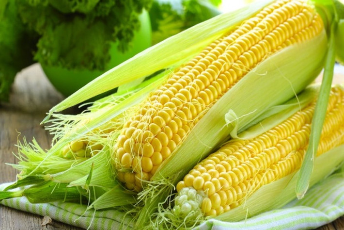 3. Chè ngô đậu đỏ. Nguyên liệu: Ngô ngọt, đậu đỏ, đường phèn, bột năng, nước cốt dừa, đá viên. Thái dọc bắp ngô để hạt rời khỏi lõi. Đậu đỏ ngâm vào nước cho mềm khoảng 3-4 tiếng, sau đó rửa sạch, cho vào nồi cùng 1 lượng nước bằng 3 đốt ngón tay, ninh mềm. Ảnh: baomoi.com.