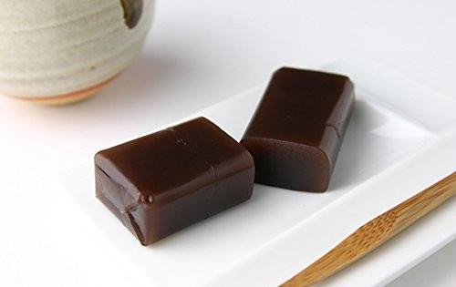 Đổ bột gelatin vào bát nhỏ, thêm ¼ cup nước vào trộn đều. Tiếp tục thêm ½ cup nước nóng vào, khuấy đều để bột tan hết. rút gelatin vào nồi đậu đỏ, khuấy đều, đổ hỗn hợp vào khay hoặc cup nhỏ, để nguội khoảng 30 phút rồi đem làm lạnh ít nhất 3 giờ. Ảnh: blog.beemart.com.