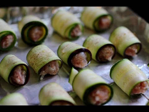 Trộn đều cà rốt và thịt xay nhuyễn với nhau. Sau đó cho thêm bột canh, nước mắm, đường, tiêu bột. Trộn đều lên và ướp khoảng 10 phút cho ngấm gia vị. Tôm sú bóc bỏ vỏ và đầu rồi chẻ đôi phần bụng tôm theo chiều dọc. Giữ lại phần đuôi tôm không bóc vỏ. Ảnh: youtube.com.
