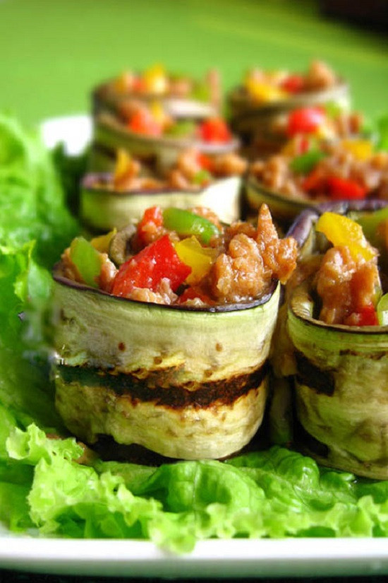 Thịt và ớt chín, múc hỗn hợp ra bát. Lấy thìa múc một muỗng thịt lên miếng cà, rải thịt sao cho thật đều từ đầu cho đến cuối miếng cà tím. Cuộn tròn miếng cà tím lại, lấy 1-2 cái tăm để gim miếng cà tím lại. chấm cà tím cuộn thịt nướng với tương ớt hay mắm ớt đều rất ngon. Ảnh: toinayangi.vn.