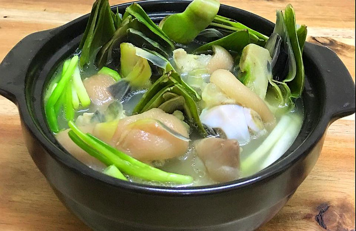 Giò hoặc móng lợn rửa sạch, chặt miếng vừa ăn, ướp ngấm với nước mắm, hành tím, hạt tiêu, rồi hầm đến hơi mềm thì cho bông atisô và cuống hoa vào tiếp tục hầm tới khi móng giò mềm rục, nêm nếm cho vừa miệng, múc ra bát rắc thêm hạt tiêu, rau mùi, ăn nóng. Ảnh: goccuabep.vn.