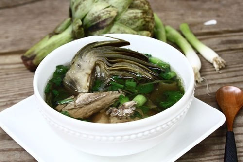 Phần tim hoa mềm ngọt còn lại có thể dùng nấu tiếp thành các món canh, súp với khoai tây, nêm thêm rau mùi thơm và rắc chút tiêu cay cho thơm. Ảnh: vananhatiso.com.