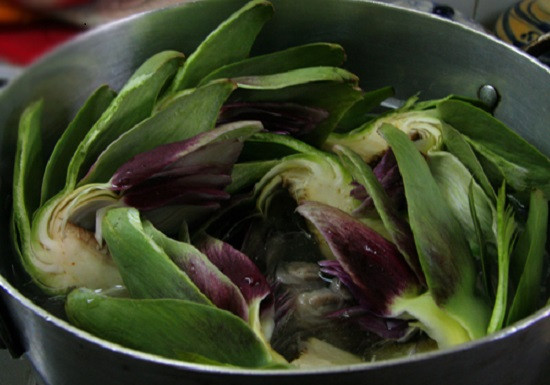2. Hoa atiso hầm móng giò: Chọn hoa atisô non, rửa sạch, chẻ dọc làm tư hay làm sáu, nhặt bỏ hết nhụy hoa bên trong, cuống hoa xắt lát mỏng. Ảnh: toinayangi.vn.