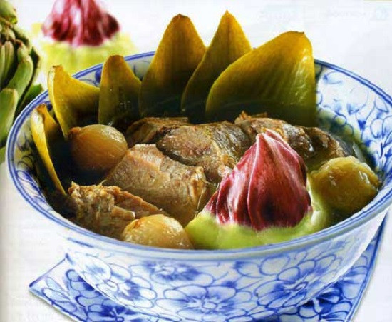 Gan lợn làm sạch thái miếng ướp gia vị, sau 30 phút khi nước atiso đã đun sôi thả gan và đậy kín vung, bắc nồi ra khỏi bếp, khoảng 20 phút sau là có thể dùng món ăn giải độc gan thơm ngon được rồi. Có thể cho gan vào nước atiso, đem hấp cách thủy, dùng với cơm, bánh mì, bún, ngày ăn 1 – 2 lần, ăn liền 5 – 10 ngày. Ảnh: toinayangi.vn.