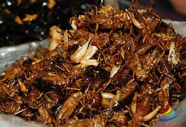 Bày ra đĩa gồm lá thơm, lá chanh, dưa leo, phồng tôm. Tỏi, sả, ớt băm nhỏ, bột ngọt, đường, nước mắm, và tương ớt trộn đều sao cho nước chấm có độ sánh, có vị cay chua ngọt là được. Ảnh: muahangdattruoc.vn.