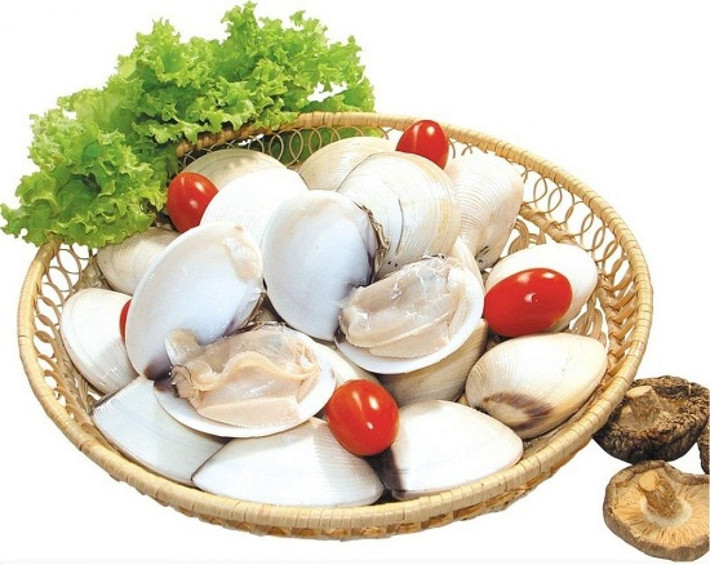 2. Canh ngao nấu sấu. Nguyên liệu: Quả sấu, ngao, hành lá, thì lá, cà chua, ớt, gia vị. Rửa sạch ngao rồi bắt lên bếp luộc. Thấy nước sôi lên tầm 5 phút cho ngao há miệng ra là được. Lấy thịt ngao ra bát, giữ lại nước. Ảnh: Phapluatdansinh.com.
