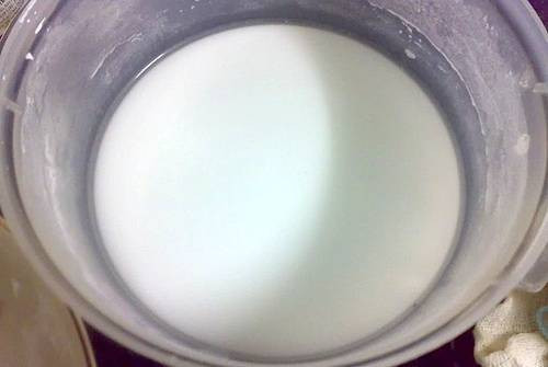 2. Bánh ướt. Nguyên liệu: Bột gạo, tinh bột bắp, nước lạnh, muối, chả, xà lách, rau thơm các loại, dưa leo. Nước chấm gồm: nước mắm, nước lạnh, nước cốt chanh, đường hòa tan. Sau đó cho ớt, tỏi và ít hành lá băm nhỏ vào khuấy đều. Ảnh: Yeutre.vn.
