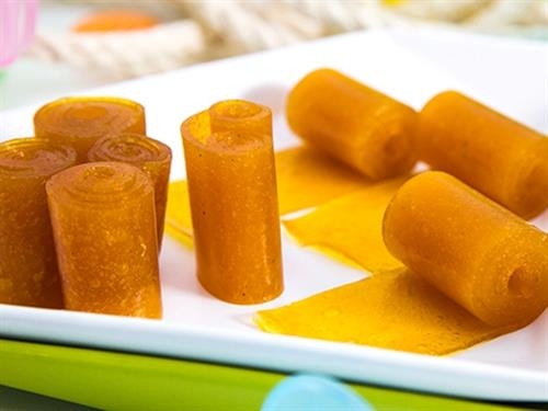 Có thể phơi khay bánh dưới trời nắng từ 7 đến 9 tiếng là được, nếu không, bạn có thể cho vào lò để nướng/sấy với nhiệt độ 76 độ C đến khi bánh khô, không dính là được. Lấy bánh ra, để nguội, cắt hoặc tạo hình thành các miếng vừa ăn. Ảnh: dantocmiennui.vn.