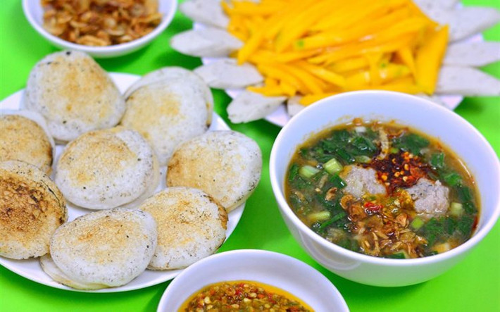 Làm mắm: Bắt chảo lên, cho dầu ăn và hành tỏi vào phi đều cho thơm. Sau đó cho tôm + cà chua đã bằm nhuyễn vào xào cho thấm gia vị. Cho thêm chừng 0.5 lít nước sôi vào. Khi đã sôi, cho thêm đường, bột ngọt, mắm vào cho vừa khẩu vị là được. Ảnh: Cooky.vn.