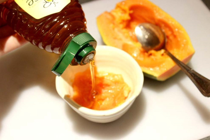 2. Mặt nạ đu đủ, mật ong. Nguyên liệu: Đu đủ, mật ong. Nghiền nhuyễn đu đủ chín. Ảnh: thanhnien.vn.