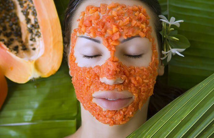 Đổ mật ong vào chén đu đủ đã nghiền và trộn đều. Bôi hỗn hợp mật ong và đu đủ chín lên khắp vùng mặt và cổ. Rửa lại với nước sạch sau 15 phút. Tần suất thực hiện: 1-2 lần/tuần. Ảnh: minhlacongai.com.