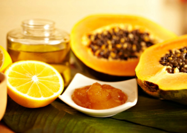 4. Mặt nạ đu đủ, cam dành cho da dầu. Nguyên liệu: Đu đủ, cam. Nghiền nhuyễn đu đủ, sau đó vắt nước cam vào chén đu đủ đã nghiền và trộn đều để được hỗn hợp đồng nhất. Ảnh: BlogAnChoi.com.