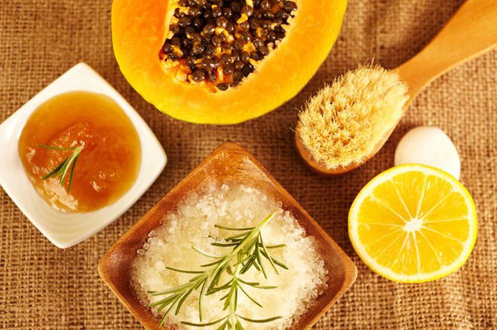 Đắp hỗn hợp trên lên khắp mặt và cổ. Rửa lại với nước sau khi để hỗn hợp trên da khoảng 10-15 phút. 1-2 lần/tuần. Ảnh: thanhnien.vn.