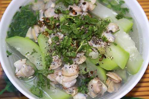 Ngao rửa sạch, cho ngao vào đun cho đến khi ngao mở miệng thì vớt ra. Đun nóng một ít dầu ăn trong chảo, cho bí đao và hành lá vào đảo qua với một ít muối. Đổ nước luộc ngao vào đun cho đến khi bí đao chín thì cho ngao vào đun sôi trở lại là xong. Ảnh: phunutoday.vn.