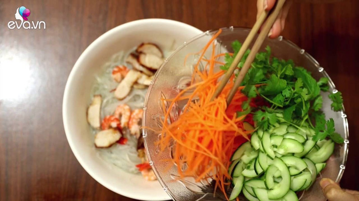 Tôm hấp chín rồi cắt mỏng, thịt ba chỉ luộc với chút bột canh rồi cắt nhỏ vừa ăn. Pha nước trộn nộm gồm: 1 quả chanh vắt lấy nước cốt, đường, bột ngọt, nước mắm, tỏi băm và ớt băm. Ảnh: youtube.com.