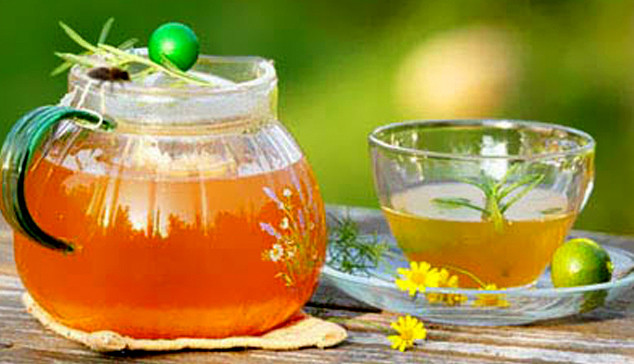 Có thể ngậm miếng quất ngâm mật ong hoặc pha với nước ấm. Ảnh: Tinmoi.vn.