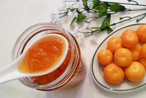 2. Mật ong và quất. Chuẩn bị: Quất, mật ong, lọ thủy tinh. Quất rửa sạch, để ráo nước sau đó cắt thành từng miếng mỏng, bỏ hạt rồi xếp từng lát quất vào lọ thủy tinh, đổ ngập mật ong, đậy nắp kín, bảo quản nơi thoáng mát và ngâm trong ít nhất 2 tuần. Ảnh: khantieng.vn.