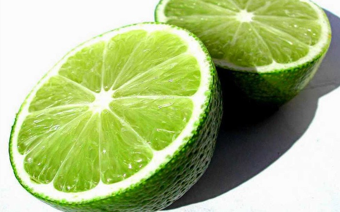 5. Chanh. Chanh có chứa một lượng vitamin C dồi dào, không những vậy trong chanh còn có nhiều tinh dầu, chất kháng khuẩn, giúp giảm ho, sát khuẩn và giúp long đờm vô cùng tốt. Ảnh: soha.vn.