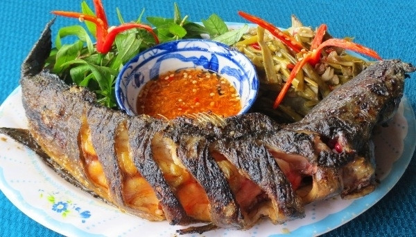 Cách pha nước chấm: Đun sôi 200ml nước sau đó cho 3 thìa mắm ngon với 4 thìa đường, muối gia vị, 5 thìa dấm khuấy đều. Cho thêm một chút tỏi, ớt bằm và rau thìa là thái nhỏ vào là được 1 bát nước chấm cá ngon. Ảnh: Yeutre.vn.