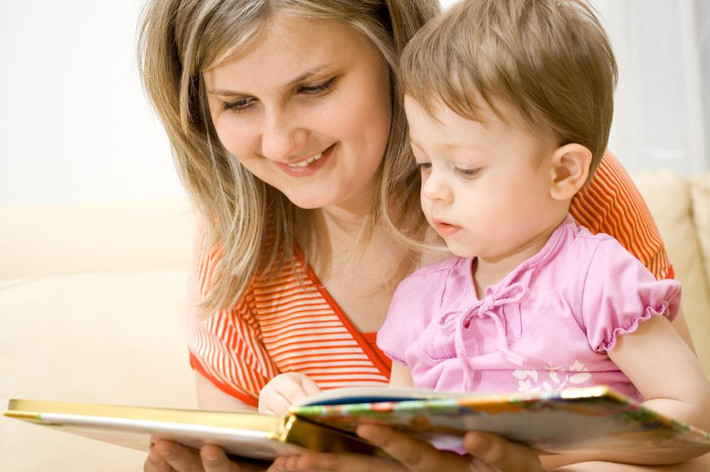 Nếu muốn con được nghe các câu chuyện cổ tích, các bài thơ hay để làm phong phú vốn từ, phát triển trí não, cha mẹ nên mua sách và tự đọc cho con nghe. Giọng đọc của cha mẹ bao giờ cũng tốt và an toàn. Ảnh: abovethelaw.com.