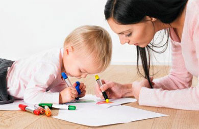 Nếu muốn con thực sự phát triển trí não, mẹ nên đưa bé một tờ giấy trắng để bé thỏa sức sáng tạo. Ảnh: wikiphunu.vn.