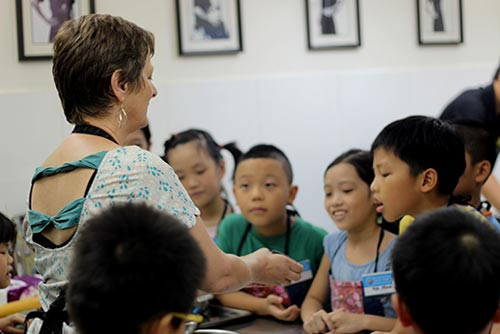 Hãy tạo ra sự hứng thú bằng việc giao tiếp giữa trẻ với những người xung quanh hơn là bằng một chiếc máy. Ảnh: IQSCHOOL.vn.
