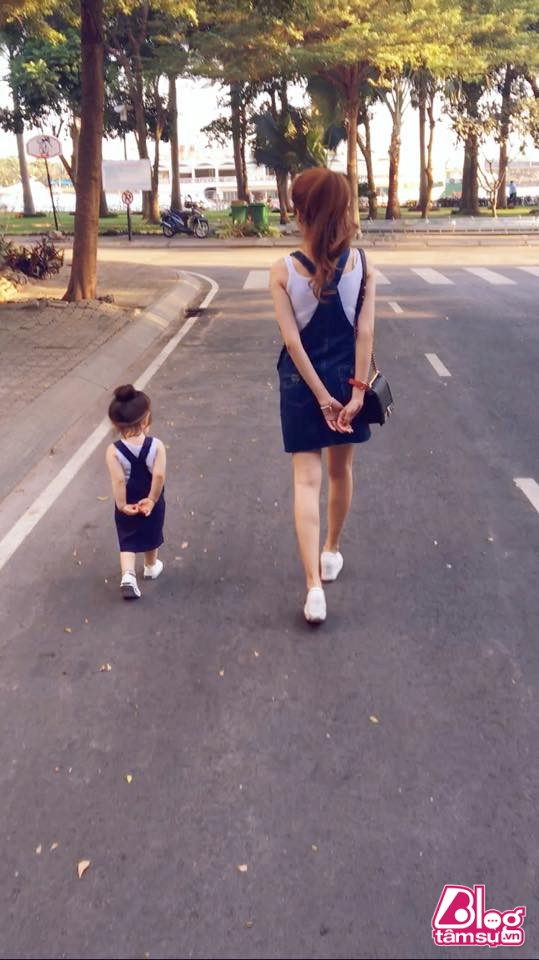 3. Xinh và yêu đời, mẹ dạy con từ thủa ấu thơ. Ảnh: kenhsao.net.