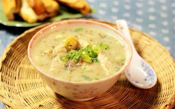 Gà chín, để nguội rồi xé sợi. Cho bột năng pha loãng vào khuấy đều, nêm nếm theo khẩu vị. Khi sánh lại hỗn hợp cho gà xé sợi vào khuấy tiếp. Hoàn thành món ăn cho hành vào, bày ra chén cho tiêu và ngò để trang trí. Ảnh: Cooky.vn.