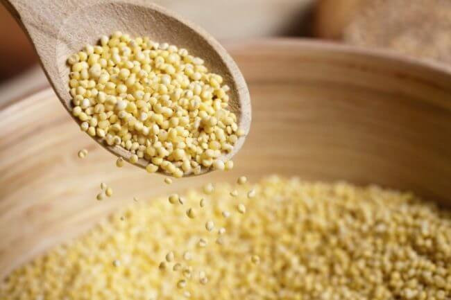 3. Chè kê hạt sen bột yến mạch. Bột yến mạch giúp cung cấp calo, vitamin và khoáng chất, kích thích hệ miễn dịch, giảm viêm hệ thống tiêu hóa và kiểm soát lượng đường trong máu. Bột yến mạch cũng rất dễ tiêu, nên ăn vào bữa sáng. Ảnh: nhabut.com.