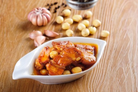 Khi nồi thịt sôi thì bạn hạ nhỏ lửa, đun liu riu cho đến khi thịt và hạt sen chín mềm và nước thịt cạn bớt thì tắt bếp. Lấy thịt kho hạt sen ra đĩa, thêm chút hành lá là xong. Ảnh: cungvaobep.tk.