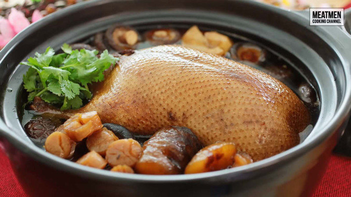 Nấm đông cô xắt đôi, nấm mèo xắt sợi, kim châm xả sạch. Sau đó, cho hành vào chảo phi thơm, cho nấm, kim châm vào xào khoảng 5 phút. Tiếp theo, cho nấm vừa xào vào nồi, xếp vịt lên trên. Đổ dừa vào cho xấp vịt, nấu nhỏ lửa, khoảng 3 tiếng, vớt bọt cho nước trong. Nêm nếm vừa ăn. Ảnh: 24h.com.vn
