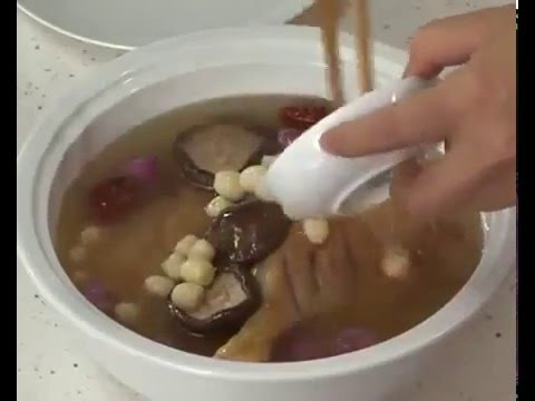 Ngâm hạt sen, nấm mèo, kim châm, táo đỏ, cho nở đều. Nấm đông cô ngâm với một muỗng ăn canh bột mì tinh để giảm bớt mùi hăng. Bắt chảo dầu đợi sôi, cho vịt vào chiên hơi vàng, vớt ra để ráo dầu. Ảnh: YouTube.com.
