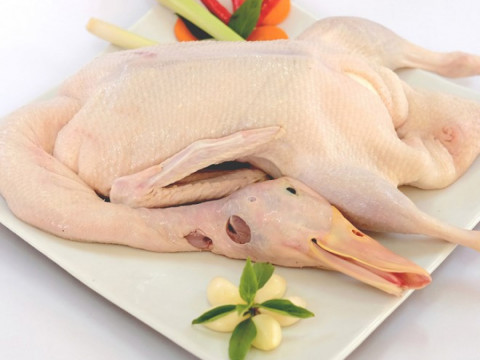 3. Vịt tiềm nấm, hạt sen. Nguyên liệu: Vịt, hạt sen tươi, nấm mèo, kim châm, nấm đông cô, táo đỏ, dừa ta, bún, bánh mỳ, ngò rí, dầu ăn, chanh, gừng, gia vị. Vịt rửa sạch, dùng muối chà sát thật sạch, tiếp tục chà với gừng cho hết mùi hôi của vịt. Chặt làm bốn phần. Ảnh: Nauzi.com.