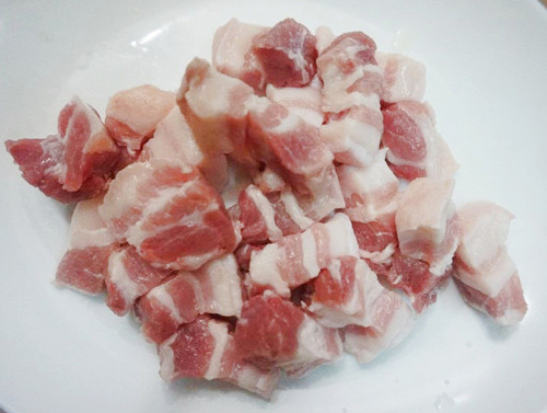 1. Thịt ba chỉ kho hạt sen. Nguyên liệu: Thịt ba chỉ, hạt sen tươi, hành lá, tỏi băm, ớt. Gói sốt cá hoặc thịt kho. Ướp thịt với gói sốt cá/thịt. Hạt sen luộc chín mềm. Cho dầu ăn vào thêm tỏi đã băm nhỏ vào xào thơm. Ảnh: Healthplus.vn.