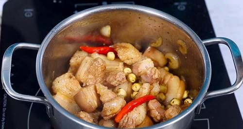 Thêm thịt vào xào săn lại, cho 1 chén nước vào sâm sấp mặt thịt,đun khoảng 10 phút. Thêm hạt sen vào đảo chung khoảng 2 phút cho nước sôi. Ảnh: sinhvienshare.com.