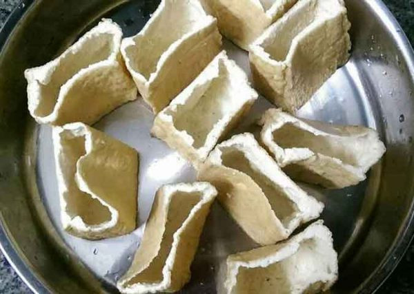 2. Đậu hũ nhồi hạt sen chay. Nguyên liệu: Đậu hũ chiên, hạt sen tươi, nấm mèo, boa rô, tương cà chua, hạt nêm, nước tương, dầu hào chay, đường. Đậu hũ dùng muỗng múc phần nhân bên trong. Nấm mèo ngâm nở cắt nhỏ. Hạt sen luộc chín và cắt nhỏ. Trộn tất cả cùng hạt nêm, dầu hào, nước tương và boa rô cắt nhỏ cho vừa khẩu vị. Ảnh: thegioiamthuc.com.