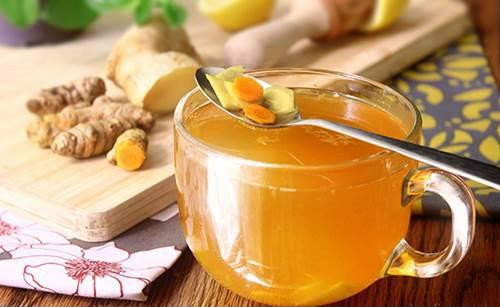 2. Dầu mè và gừng: Tinh chất sát khuẩn của gừng sẽ diệt nấm, khai trừ các men nang da thuộc chi nấm malassezia gây ra, làm giảm rụng tóc. Trong khi đó, dầu mè sẽ dưỡng ẩm, bổ sung đầy đủ sắt và kẽm, đặc biệt là vitamin E để khiến tóc không còn dễ gãy rụng nữa. Ảnh: phunuvagiadinh.vn.