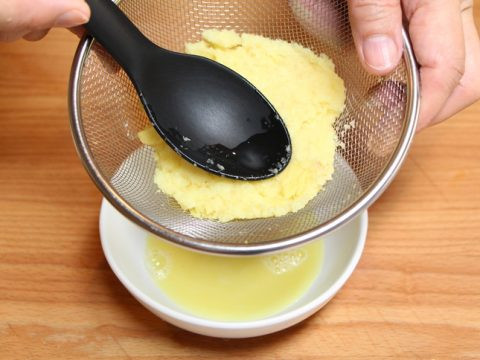 Gừng sau khi mua về thì rửa sạch, xay nhuyễn để vắt lấy nước cốt nguyên chất rồi hòa vào dầu mè. Ảnh: HomeFood.com.vn.