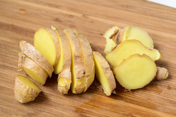 3. Chè quế gừng. Nguyên liệu: Thanh quế, gừng, nước. Quế: Rửa cạo sạch vỏ để không bị chát. Gừng: rửa sạch, xắt lát mỏng, to để gừng dậy mùi và thơm hơn. Ảnh: giadinh.net.vn.